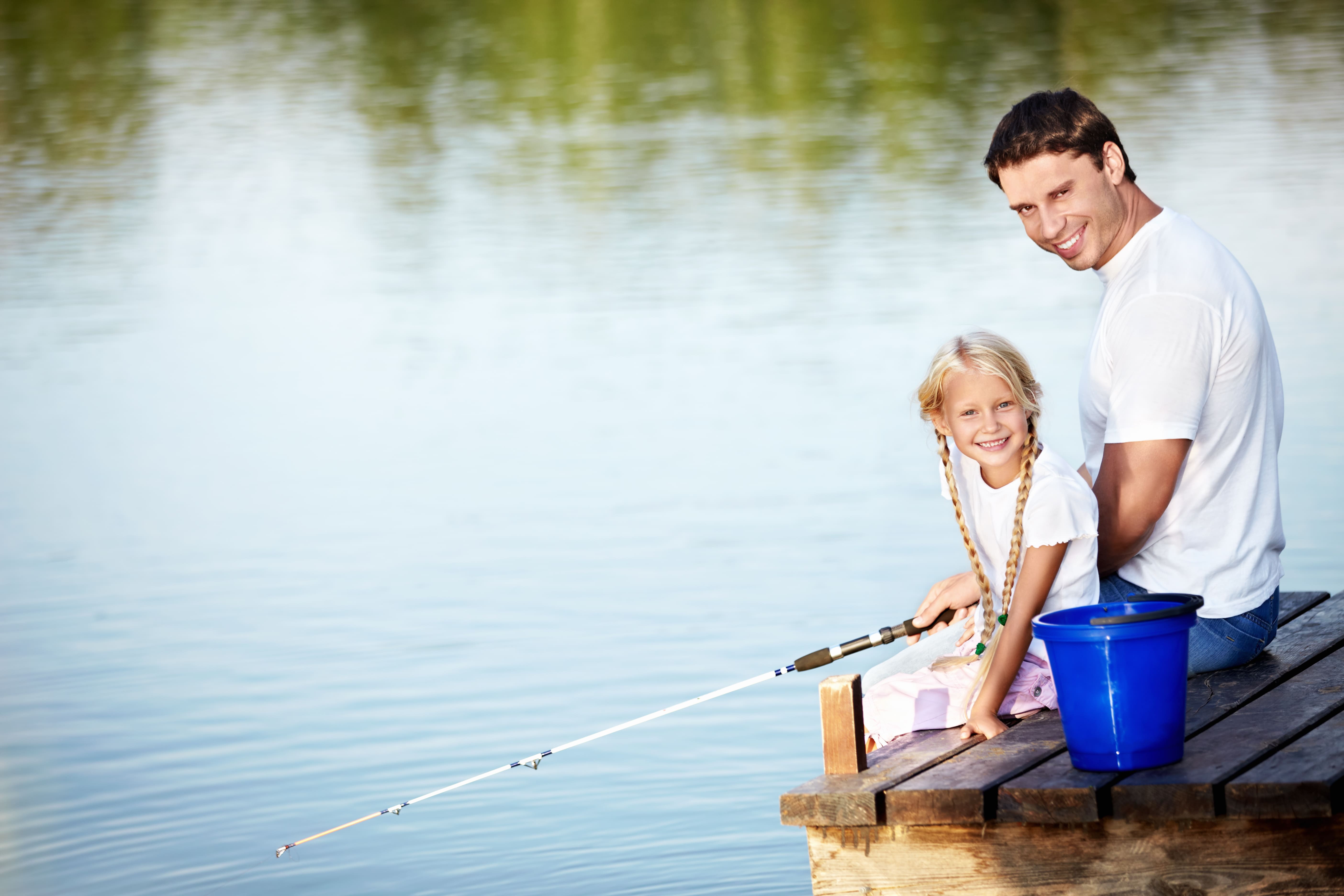 Папа берет дочку. Дочка с папой рыбачат. Рыбалка с дочкой. Отец и дочь на рыбалке. Семья на рыбалке.